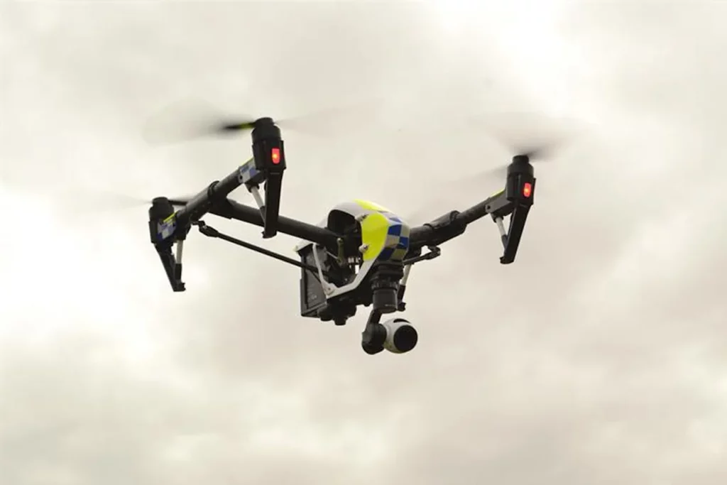 DJI Inspire 01 utilizado por la policía de Devon y Cornualles, así como por la policía de Dorset. Estos UAS tienen un tiempo de vuelo de 18 minutos, donde se debe mantener en todo momento la línea de visión con un operador. (Crédito de la imagen: Policía de Devon y Cornualles) 