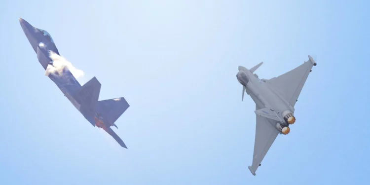 El F-22 no es invencible: Cayó ante un Eurofighter en Alaska
