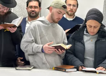 Ex rehenes cierran el círculo en la tumba del Rebe de Lubavitch