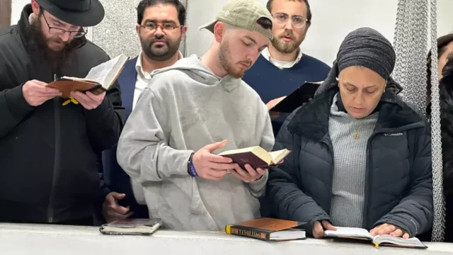 Ex rehenes cierran el círculo en la tumba del Rebe de Lubavitch