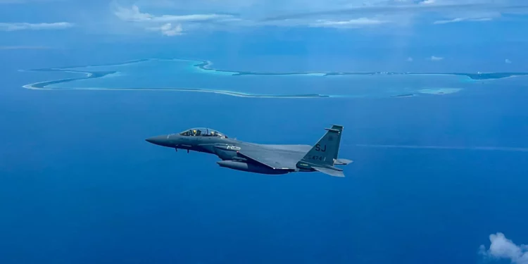 Otra foto de un F-15E Strike Eagle del 336º EFS volando cerca de Diego García el 1 de junio de 2025. (Crédito de la imagen: foto cortesía de la Fuerza Aérea de EE. UU.)
