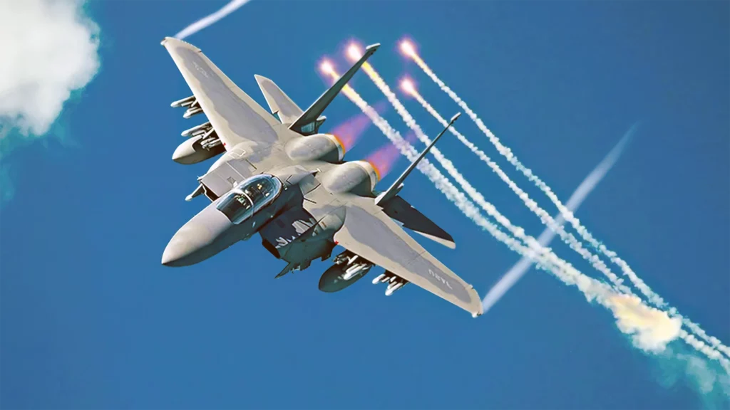 El F-15EX carga un arsenal de 13 toneladas en misiles