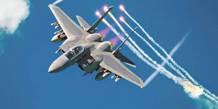 El F-15EX carga un arsenal de 13 toneladas en misiles