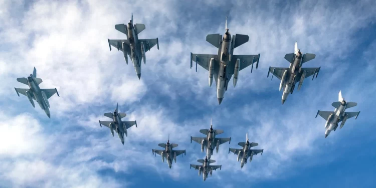 Países Bajos transfirió 18 aviones F-16 a Rumanía por el precio de un solo euro