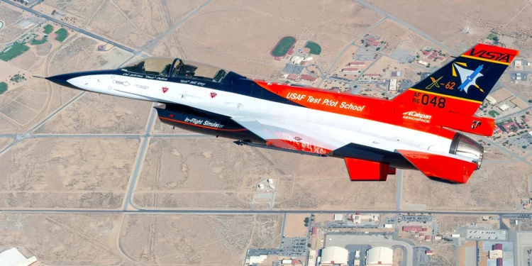 Fuerza Aérea de EE. UU. adapta F-16 a operaciones sin piloto con IA