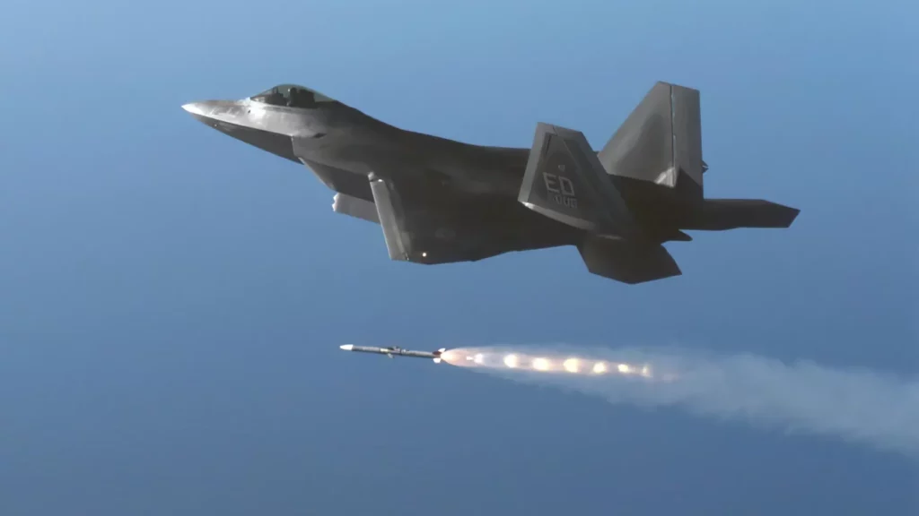AIM-120 y AIM-260 JATM: dupla letal en el F-22 tras mejoras