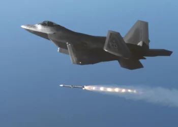 AIM-120 y AIM-260 JATM: dupla letal en el F-22 tras mejoras