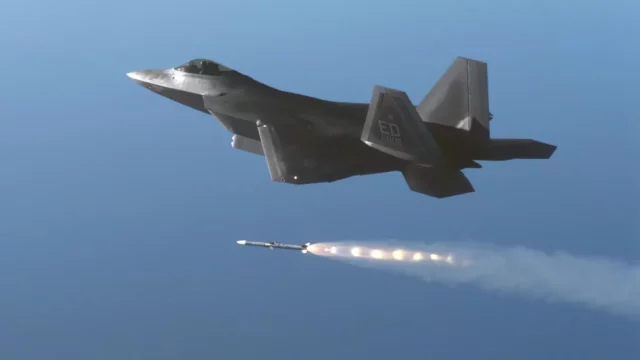 Los cazas F-22 Raptor disparan el AIM-120 a distancia récord