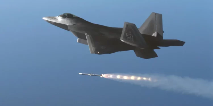 AIM-120 y AIM-260 JATM: dupla letal en el F-22 tras mejoras