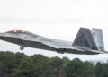 Un F-22 de la Fuerza Aérea de EE. UU. con el 71º Escuadrón de Cazas vuela rumbo a la Base de la Guardia Nacional Aérea Selfridge, Michigan, durante la Carrera Aérea Mitchell Trophy en la Base Aérea Langley, Virginia, el 6 de marzo de 2025. (Crédito de la imagen: USAF/Aviador Superior Mikaela Smith)