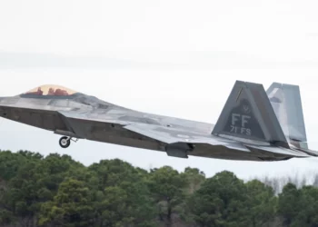 Un F-22 de la Fuerza Aérea de EE. UU. con el 71º Escuadrón de Cazas vuela rumbo a la Base de la Guardia Nacional Aérea Selfridge, Michigan, durante la Carrera Aérea Mitchell Trophy en la Base Aérea Langley, Virginia, el 6 de marzo de 2025. (Crédito de la imagen: USAF/Aviador Superior Mikaela Smith)