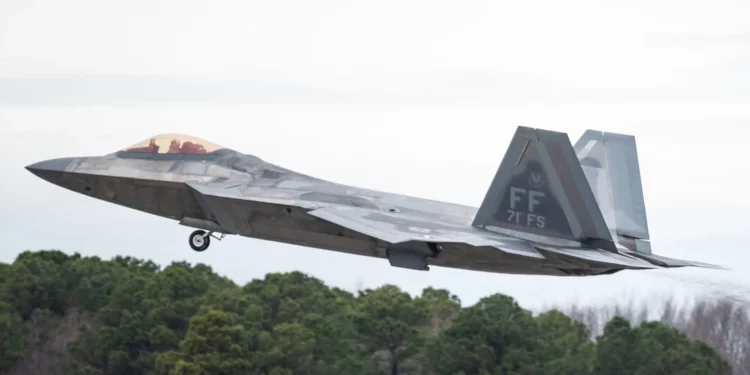 Un F-22 de la Fuerza Aérea de EE. UU. con el 71º Escuadrón de Cazas vuela rumbo a la Base de la Guardia Nacional Aérea Selfridge, Michigan, durante la Carrera Aérea Mitchell Trophy en la Base Aérea Langley, Virginia, el 6 de marzo de 2025. (Crédito de la imagen: USAF/Aviador Superior Mikaela Smith)