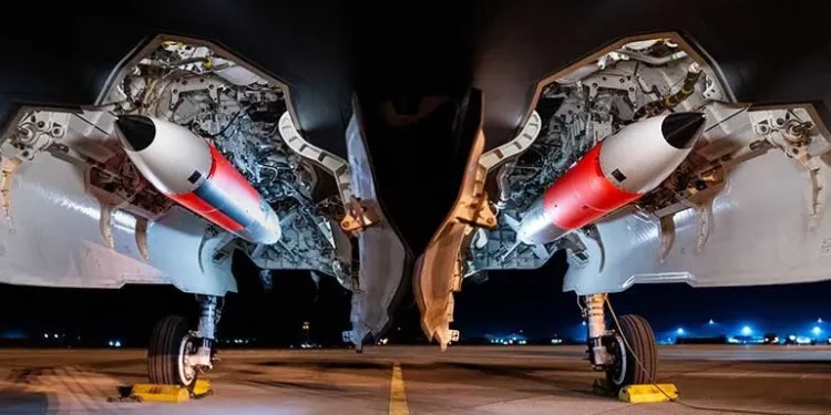El F-35 realiza pruebas de vuelo con el arsenal B61-12