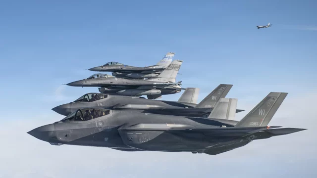 Washington y Dinamarca llevan cazas F-35A y F-16 al Ártico
