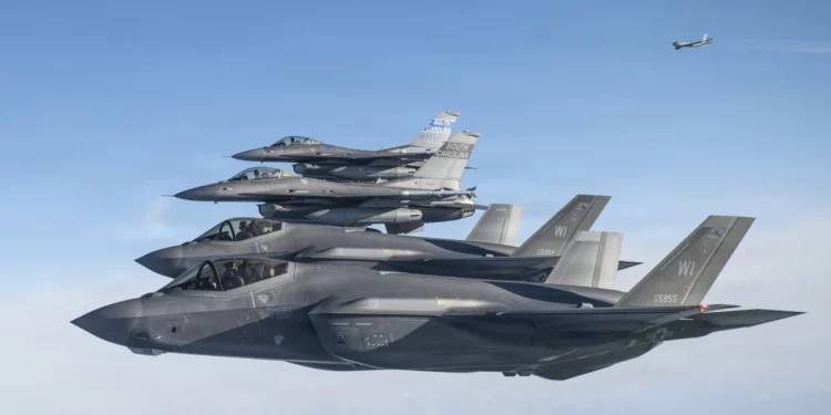 Washington y Dinamarca llevan cazas F-35A y F-16 al Ártico