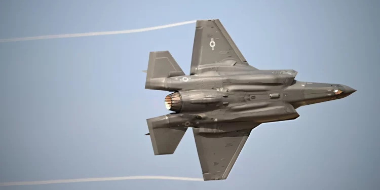El caza estadounidense F-35A domina el Airshow de Dubái 2025