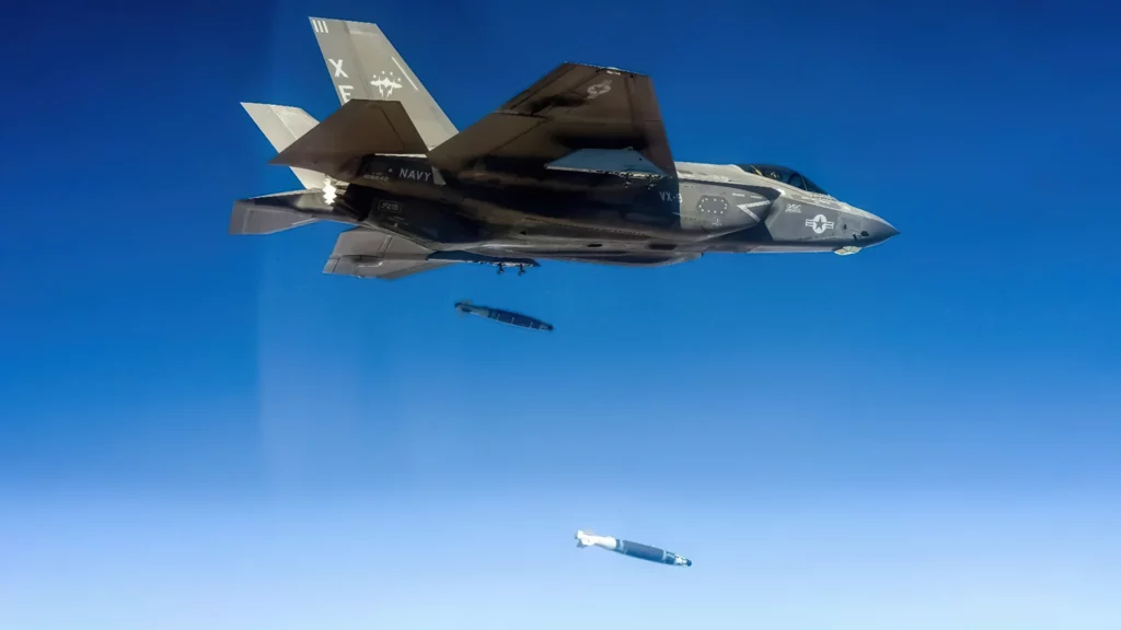 F-35C destruye objetivo de alta velocidad con GBU-54 y láser