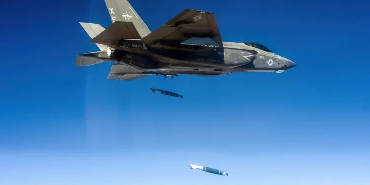 F-35C destruye objetivo de alta velocidad con GBU-54 y láser