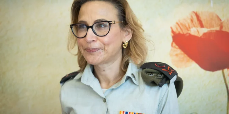 Yifat Tomer-Yerushalmi, abogada general militar de las Fuerzas de Defensa de Israel, asiste a una ceremonia de bienvenida para la recién nombrada fiscal general Gali Baharav-Miara en Jerusalén el 8 de febrero de 2022. (Yonatan Sindel/ Flash90/ Archivo)