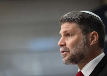 El ministro de Finanzas, Bezalel Smotrich, preside una reunión de la facción del sionismo religioso en la Knesset en Jerusalén, el 27 de octubre de 2025. (Yonatan Sindel/Flash90)
