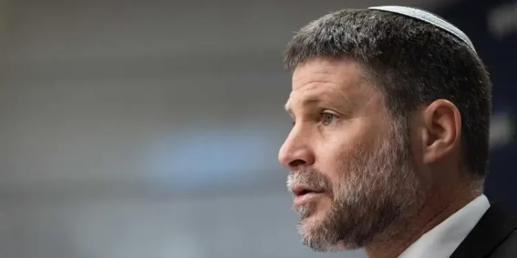 El ministro de Finanzas, Bezalel Smotrich, preside una reunión de la facción del sionismo religioso en la Knesset en Jerusalén, el 27 de octubre de 2025. (Yonatan Sindel/Flash90)