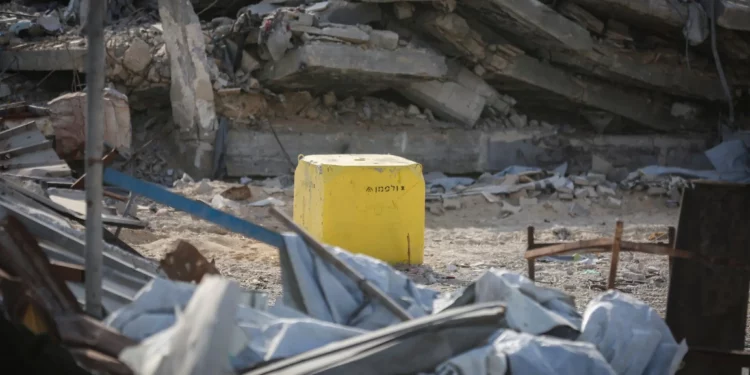 Un bloque de hormigón amarillo que demarca la línea de alto el fuego, al este de Jabalia, en el norte de la Franja de Gaza, 2 de noviembre de 2025 (Fathi Ibrahim/Flash90)