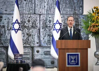 El presidente Isaac Herzog pronuncia un discurso en una ceremonia conmemorativa del 30 aniversario del asesinato del primer ministro Yitzhak Rabin, en la residencia presidencial de Jerusalén, el 3 de noviembre de 2025. (Arie Leib Abrams/Flash90)