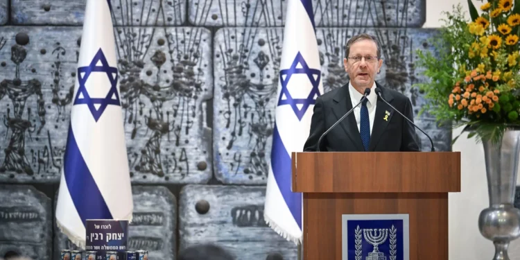 El presidente Isaac Herzog pronuncia un discurso en una ceremonia conmemorativa del 30 aniversario del asesinato del primer ministro Yitzhak Rabin, en la residencia presidencial de Jerusalén, el 3 de noviembre de 2025. (Arie Leib Abrams/Flash90)