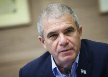 Gal Hirsch, el responsable gubernamental en materia de rehenes, en una reunión del Comité de Seguridad Nacional de la Knesset sobre una ley que permite la pena de muerte para los terroristas el 3 de noviembre de 2025 (Chaim Goldberg/Flash90).