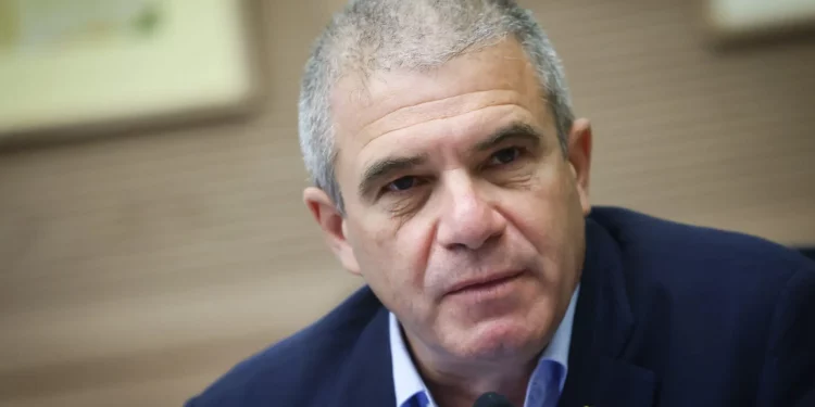 Gal Hirsch, el responsable gubernamental en materia de rehenes, en una reunión del Comité de Seguridad Nacional de la Knesset sobre una ley que permite la pena de muerte para los terroristas el 3 de noviembre de 2025 (Chaim Goldberg/Flash90).