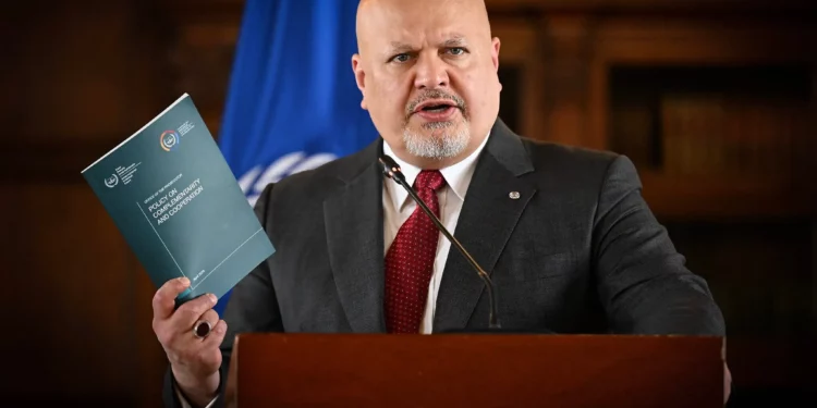 Oficina qatarí pagó a una firma para desacreditar a la acusadora del fiscal de la CPI