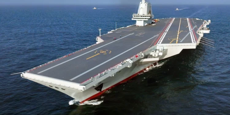 China pone en servicio el Fujian con catapultas electromagnéticas