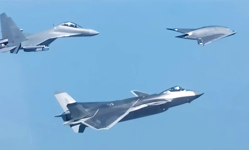 El GJ-11 rompe el secreto: aparece en vuelo con el J-20