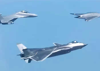 El GJ-11 rompe el secreto: aparece en vuelo con el J-20