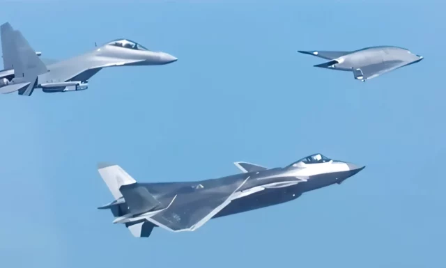 El GJ-11 rompe el secreto: aparece en vuelo con el J-20