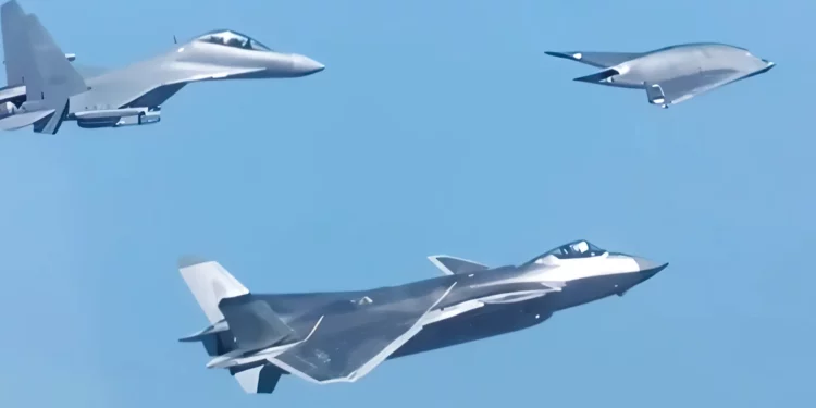 El GJ-11 rompe el secreto: aparece en vuelo con el J-20
