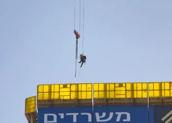 Rescatan a adolescente que pasó la noche colgado de una grúa en Jerusalén