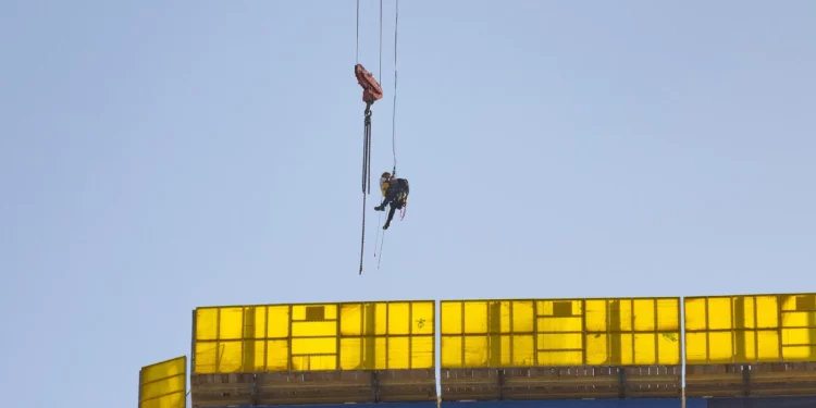 Rescatan a adolescente que pasó la noche colgado de una grúa en Jerusalén