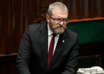 “Polonia es para los polacos, no para los judíos”: declara diputado frente al campo de exterminio de Auschwitz