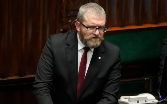 “Polonia es para los polacos, no para los judíos”: declara diputado frente al campo de exterminio de Auschwitz