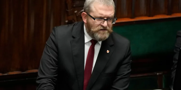 “Polonia es para los polacos, no para los judíos”: declara diputado frente al campo de exterminio de Auschwitz