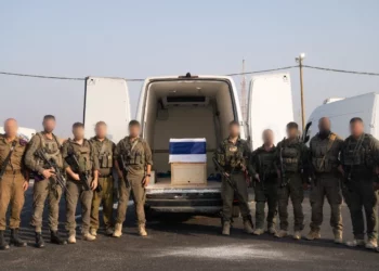 Compañeros del teniente Hadar Goldin escoltan un ataúd que contiene sus restos fuera de la Franja de Gaza después de que Hamás los devolviera el 9 de noviembre de 2025. (Fuerzas de Defensa de Israel)