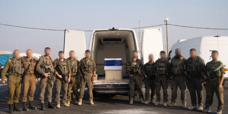 Compañeros del teniente Hadar Goldin escoltan un ataúd que contiene sus restos fuera de la Franja de Gaza después de que Hamás los devolviera el 9 de noviembre de 2025. (Fuerzas de Defensa de Israel)