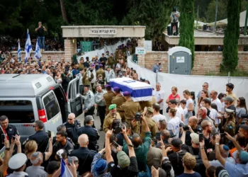 Miles en el funeral del teniente Hadar Goldin en Kfar Saba