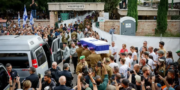 Miles en el funeral del teniente Hadar Goldin en Kfar Saba
