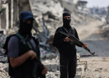 Se ve a miembros armados de Hamás vigilando un área en la ciudad de Gaza el 3 de noviembre de 2025. (Omar AL-QATTAA / AFP)