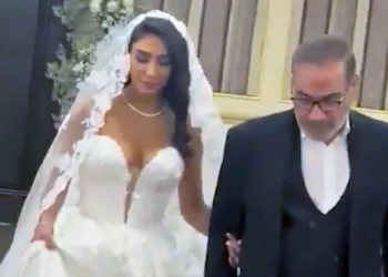 Hija del asesor de Jamenei vista con un vestido de novia escotado remece Irán