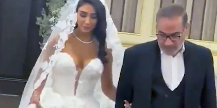 Hija del asesor de Jamenei vista con un vestido de novia escotado remece Irán
