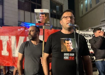 Elad Or, hermano de Dror Or, quien fue capturado por Hamás el 7 de octubre, se dirige a una multitud de manifestantes en Jerusalén el 27 de abril de 2024. (Charlie Summers/Times of Israel)