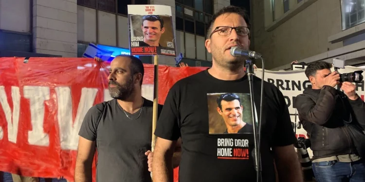 Elad Or, hermano de Dror Or, quien fue capturado por Hamás el 7 de octubre, se dirige a una multitud de manifestantes en Jerusalén el 27 de abril de 2024. (Charlie Summers/Times of Israel)